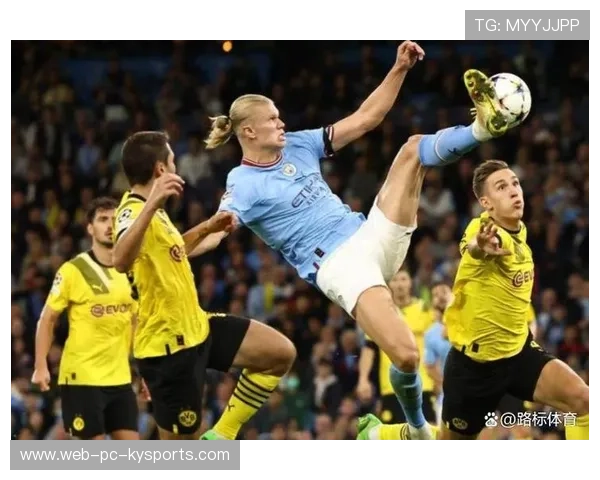 曼城靠边路压制，多库传中被哈兰德摆脱防守补射入网