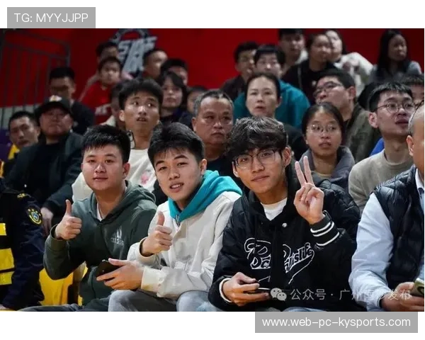 球迷节现场音乐与比赛活动结合,气氛火热,球迷乐队 球迷节现场音乐与比赛活动结合,气氛火热,球迷乐队